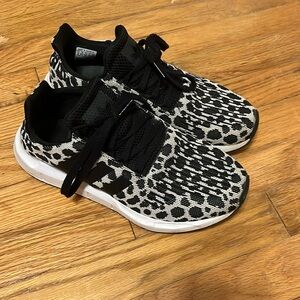 Leopard print Adidas shoes: size 8🖤🤍🐆!